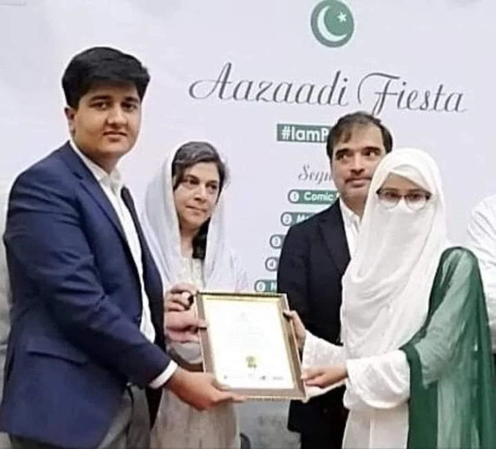 Salman Ahmad Awan receiving an award at an Azaadi Fiesta event